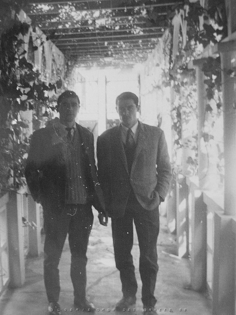 40 avec le cousin jean pierre ds le jardin.JPG -           